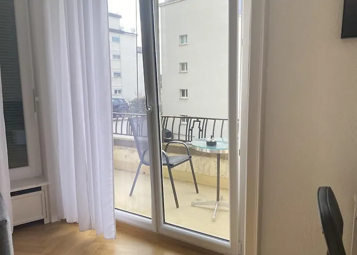 Cozy Close To Center And Train Station Apartment *