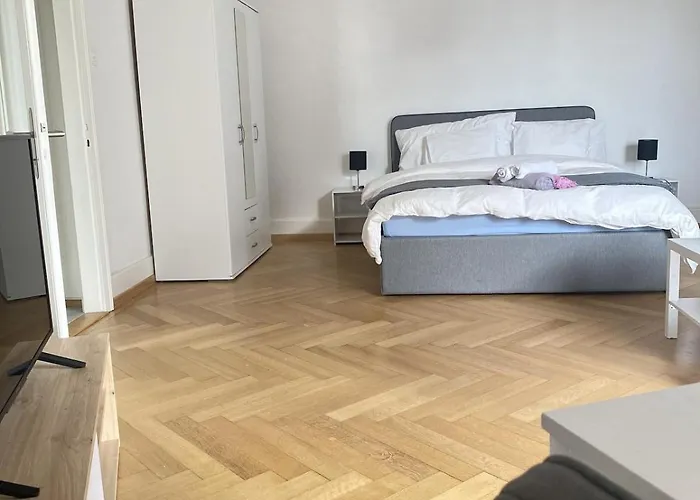 Cozy Close To Center And Train Station Apartment